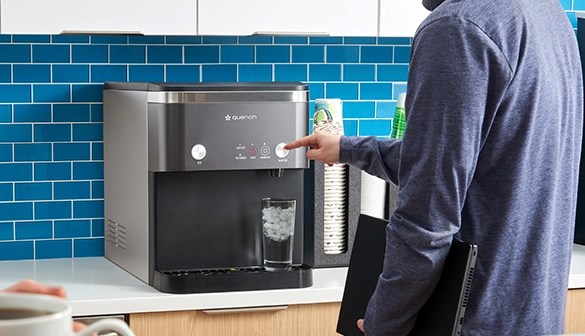 man dispensing ice from a 965